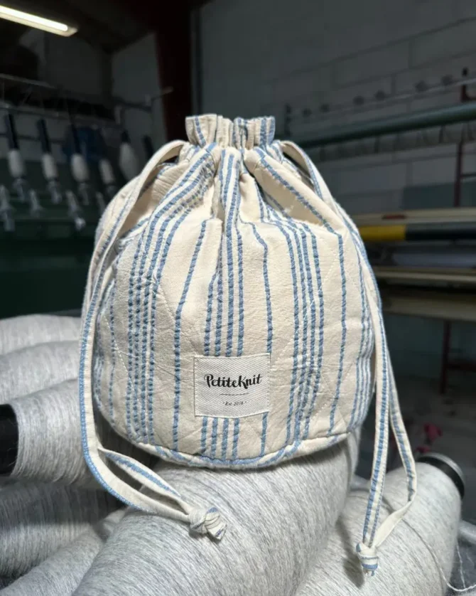 PetiteKnit torba projektowa Striped See to piękna i minimalistyczna torba projektowa z pikowanej bawełny. Idealna na wszelkiego rodzaju akcesoria dziewiarskie, a także druty i włóczkę.