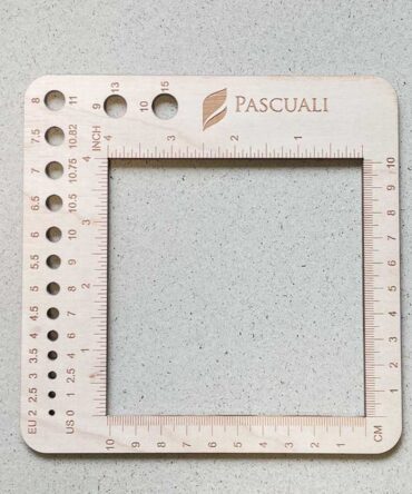 Drewniana miarka dziewiarska Pascuali miarka rzędów oraz oczek z miarką średnicy drutów.