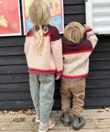 PetiteKnit Cross Sweater Junior wzór na sweter dziecięcy z włóczki Peer Gynt marki Sandnes Garn