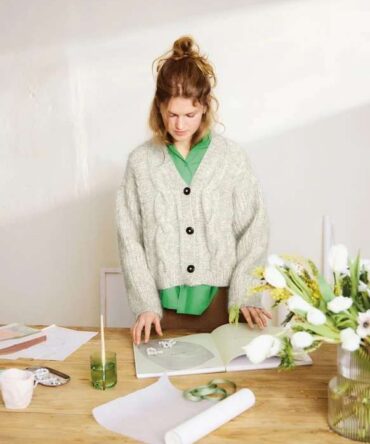 Harper Cardigan 2502-01 wzór na druty z włóczką na kardigan w warkocze