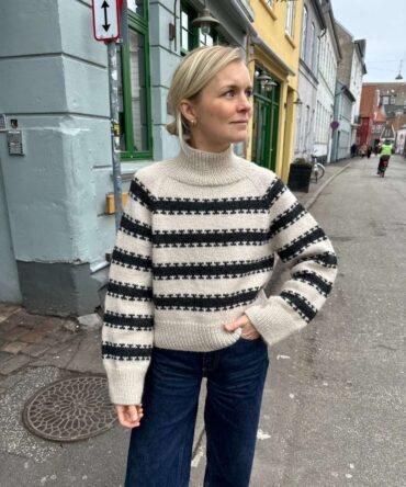 PetiteKnit Key Sweater wzór na druty według, którego samodzielnie wykonasz sweter w paski z włóczki Peer Gynt wełna norweska w połączeniu z ALpakka Folgetrad wzór na druty PetiteKnit po polsku