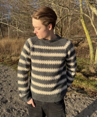 PetiteKnit Key Sweater Man wzór na druty na męski sweter w paski