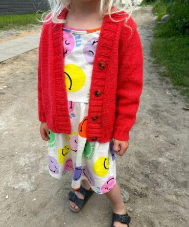 PetiteKnit Eva Cardigan Junior wzór na druty, według którego wykonasz kardigan dziecięcy z wełny Peer Gynt Sandnes Garn. Włóczka wełniana 100% wełna norweska.