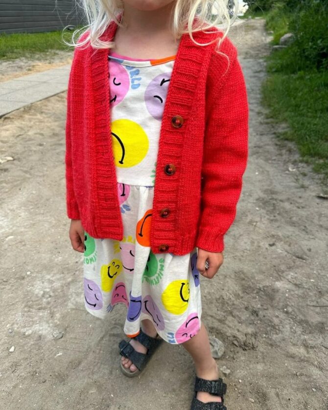PetiteKnit Eva Cardigan Junior wzór na druty, według którego wykonasz kardigan dziecięcy z wełny Peer Gynt Sandnes Garn. Włóczka wełniana 100% wełna norweska.