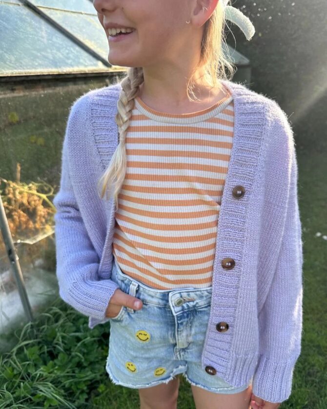 PetiteKnit Eva Cardigan Junior wzór na druty, według którego wykonasz kardigan dziecięcy z wełny Peer Gynt Sandnes Garn. Włóczka wełniana 100% wełna norweska.