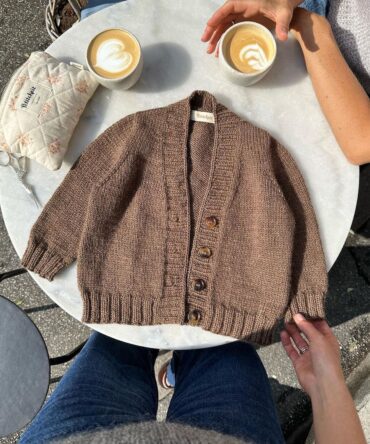 PetiteKnit Eva Cardigan Junior wzór na druty, według którego wykonasz kardigan dziecięcy z wełny Peer Gynt Sandnes Garn. Włóczka wełniana 100% wełna norweska.