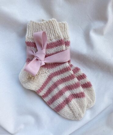 PetiteKnit Everyday Socks Junior wzór na druty na skarpetki dla dziecka z włóczki Sunday Sandnes Garn lub dwolnej włóczki skarpetkowej.
