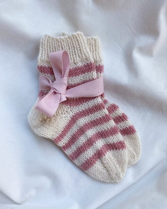 PetiteKnit Everyday Socks Junior wzór na druty na skarpetki dla dziecka z włóczki Sunday Sandnes Garn lub dwolnej włóczki skarpetkowej.