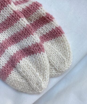 PetiteKnit Everyday Socks Junior wzór na druty na skarpetki dla dziecka z włóczki Sunday Sandnes Garn lub dwolnej włóczki skarpetkowej.