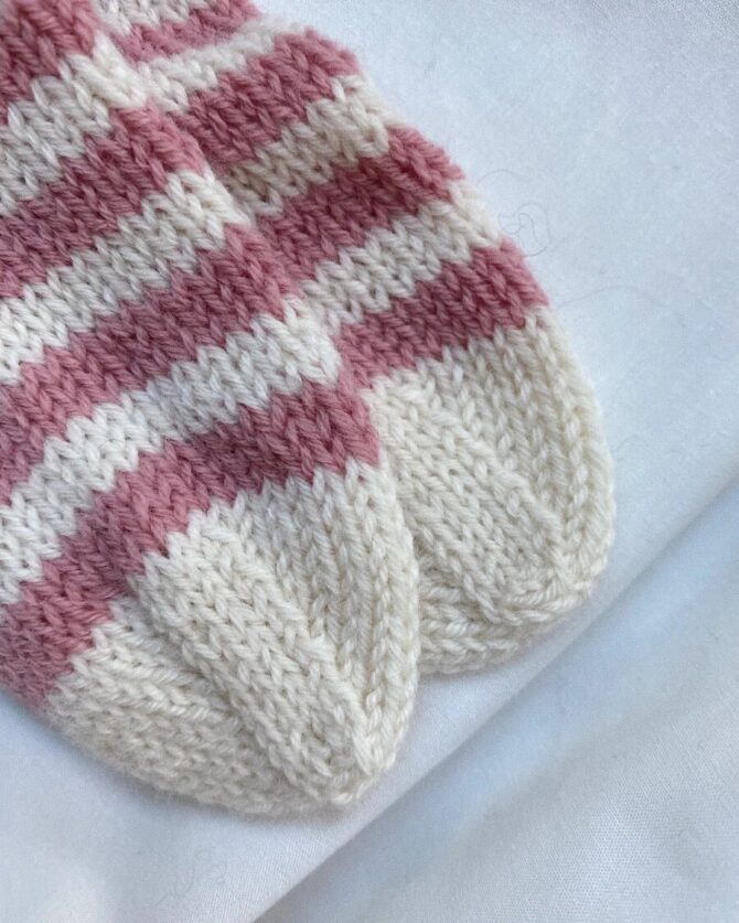 PetiteKnit Everyday Socks Junior wzór na druty na skarpetki dla dziecka z włóczki Sunday Sandnes Garn lub dwolnej włóczki skarpetkowej.