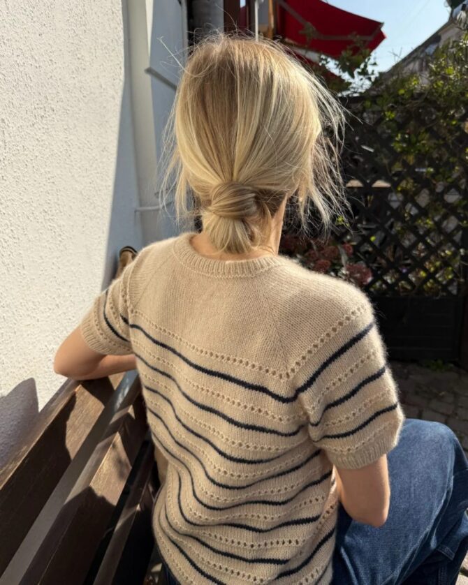 PetiteKnit Ida Tee zestaw wzór na druty z włóczką Cashmere Classic marki Cardiff. To elegancka kaszmirowa bluzka z delikatnym ażurem i kontrastowym paskiem.
