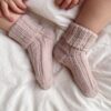PetiteKnit Sunday Socks Junior to wzór na druty, według którego wydziergasz skarpetki dla dziecka z włóczki Double Sunday lub Perfect Sandnes Garn