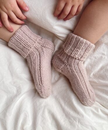 PetiteKnit Sunday Socks Junior to wzór na druty, według którego wydziergasz skarpetki dla dziecka z włóczki Double Sunday lub Perfect Sandnes Garn