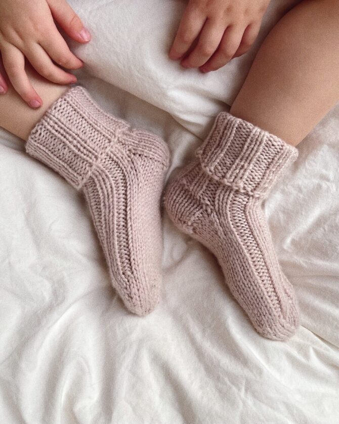 PetiteKnit Sunday Socks Junior to wzór na druty, według którego wydziergasz skarpetki dla dziecka z włóczki Double Sunday lub Perfect Sandnes Garn