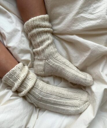 PetiteKnit Sunday Socks Junior to wzór na druty, według którego wydziergasz skarpetki dla dziecka z włóczki Double Sunday lub Perfect Sandnes Garn
