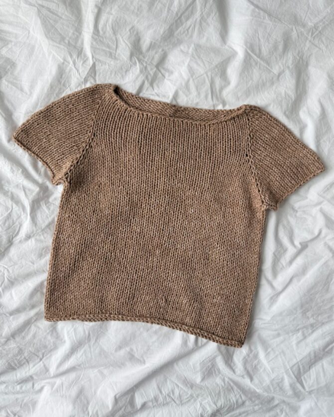 PetiteKnit Wave Tee wiosenno-letnia bluzka z włóczki Tykk Line Sandnes Garn w kolorze 3042