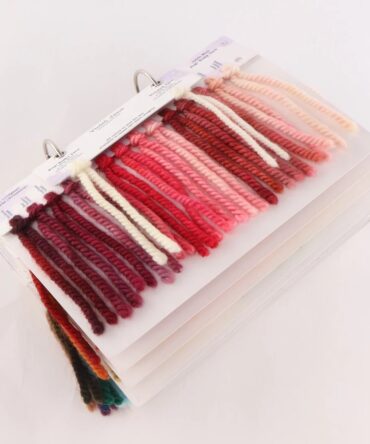 Oxford Punch Needle próbnik kolorów włóczek ręcznie farbowanych Violet Jane Yarn w eleganckim etui haft pętelkowy