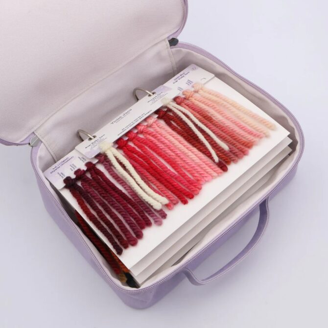 Oxford Punch Needle próbnik kolorów włóczek ręcznie farbowanych Violet Jane Yarn w eleganckim etui haft pętelkowy