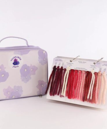 Oxford Punch Needle próbnik kolorów włóczek ręcznie farbowanych Violet Jane Yarn w eleganckim etui haft pętelkowy