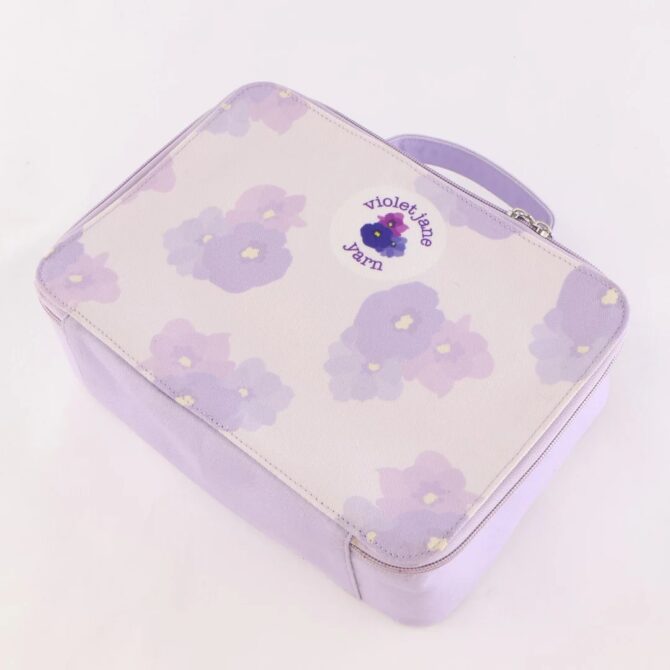 Oxford Punch Needle próbnik kolorów włóczek ręcznie farbowanych Violet Jane Yarn w eleganckim etui haft pętelkowy