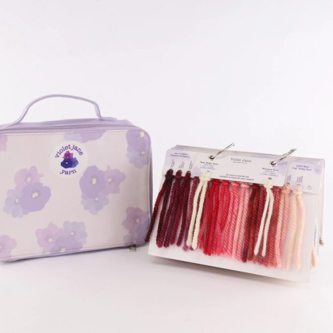 Oxford Punch Needle próbnik kolorów włóczek ręcznie farbowanych Violet Jane Yarn w eleganckim etui haft pętelkowy