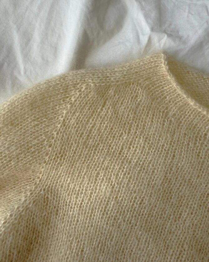 PettieKnit Ivy Blouse wzór na druty na moherowy sweter mgiełka