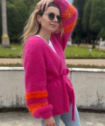 Wzór na druty z włóczką na wiązany kardigan Kimono z grubej włóczki moherowej Ombelle marki Fonty jako dodatek włóczka fantazyjna Fancy Woollala