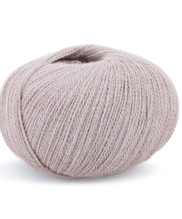 Włóczka z alpaki Piura Lamana to cienka włóczka na druty i na szydełko 100% baby alpaka. Kolor 37 Pearl Grey