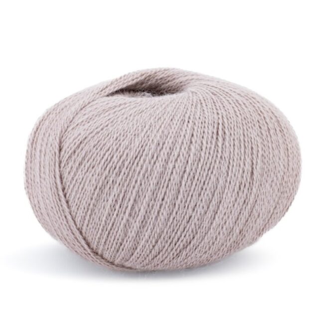 Włóczka z alpaki Piura Lamana to cienka włóczka na druty i na szydełko 100% baby alpaka. Kolor 37 Pearl Grey