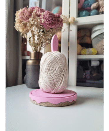The Knitting Box Spin Buddy Ice Cream odwijak na włóczkę w kolorze Lody Truskawkowe