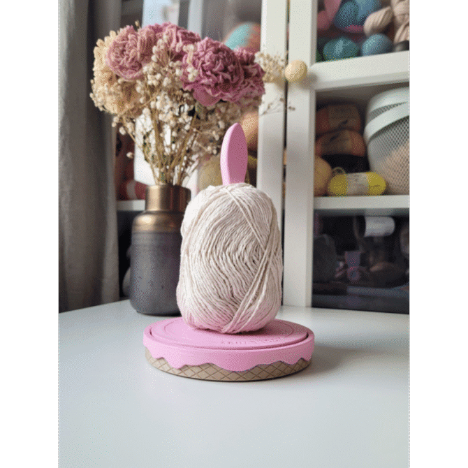 The Knitting Box Spin Buddy Ice Cream odwijak na włóczkę w kolorze Lody Truskawkowe