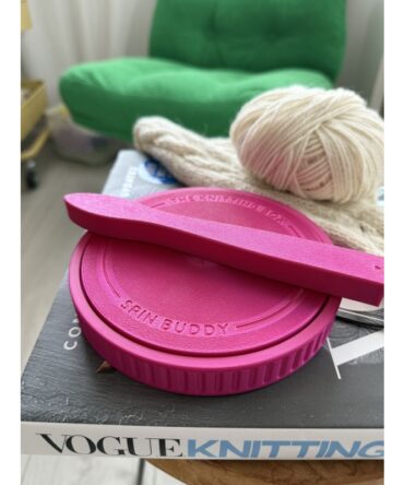 The Knitting Box Spin Buddy Macaron odwijak na włóczkę w kolorze flaming