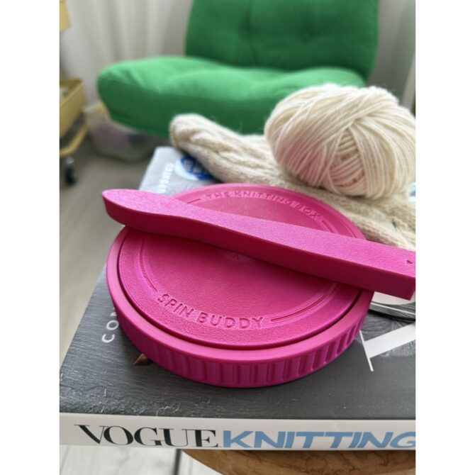 The Knitting Box Spin Buddy Macaron odwijak na włóczkę w kolorze flaming