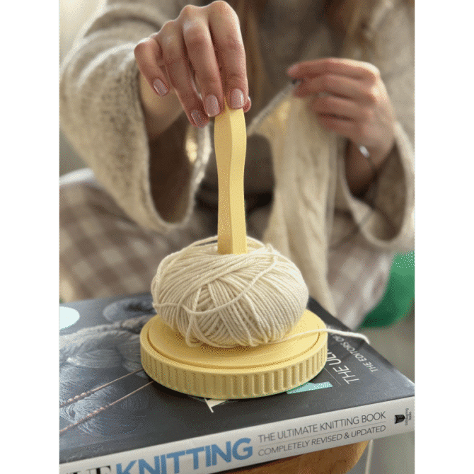 The Knitting Box Spin Buddy Macaron odwijak na włóczkę w kolorze kogel mogel