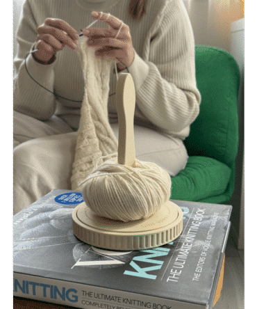 The Knitting Box Spin Buddy Macaron odwijak na włóczkę w kolorze kości słoniowej