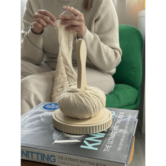 The Knitting Box Spin Buddy Macaron odwijak na włóczkę w kolorze kości słoniowej