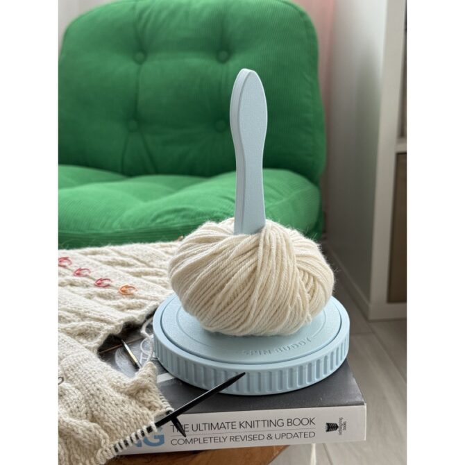 The Knitting Box Spin Buddy Macaron odwijak na włóczkę w kolorze niebieski pudrowy