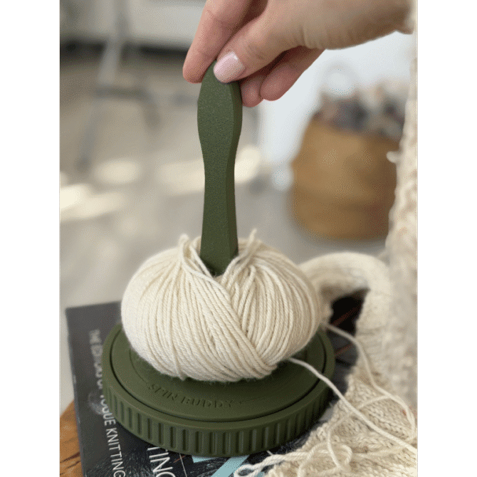 The Knitting Box Spin Buddy Macaron odwijak na włóczkę w kolorze soczystej zieleni