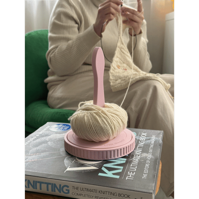 The Knitting Box Spin Buddy Macaron odwijak na włóczkę w kolorze waty cukrowej