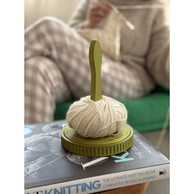 The Knitting Box Spin Buddy Macaron odwijak na włóczkę w kolorze żuk