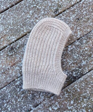 PetiteKnit November Balaclava wzór na druty na kominiarkę z włóczki Peer Gynt i Tynn Silk Mohair Sandnes Garn