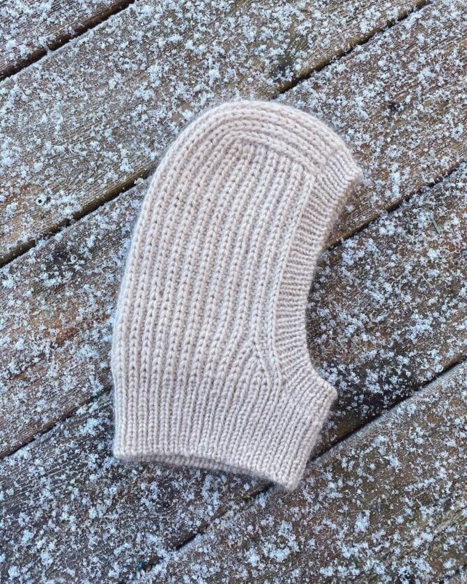PetiteKnit November Balaclava wzór na druty na kominiarkę z włóczki Peer Gynt i Tynn Silk Mohair Sandnes Garn