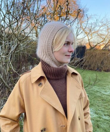 PetiteKnit November Balaclava wzór na druty na kominiarkę z włóczki Peer Gynt i Tynn Silk Mohair Sandnes Garn