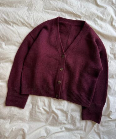 PetiteKnit Scarlet Cardigan wzór na druty na rozpinany sweter z włóczki Double Sunday