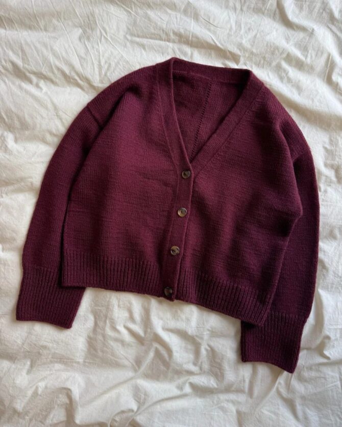 PetiteKnit Scarlet Cardigan wzór na druty na rozpinany sweter z włóczki Double Sunday