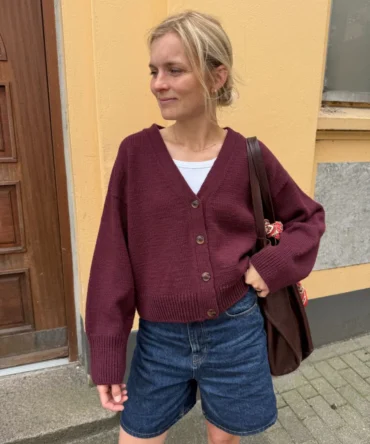 PetiteKnit Scarlet Cardigan wzór na druty na rozpinany sweter z włóczki Double Sunday