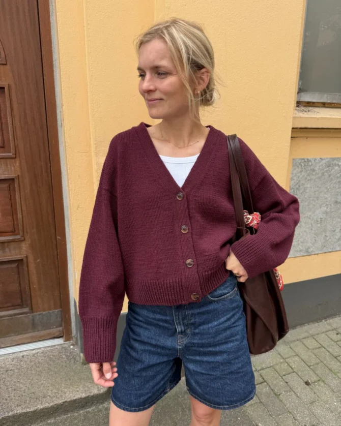 PetiteKnit Scarlet Cardigan wzór na druty na rozpinany sweter z włóczki Double Sunday
