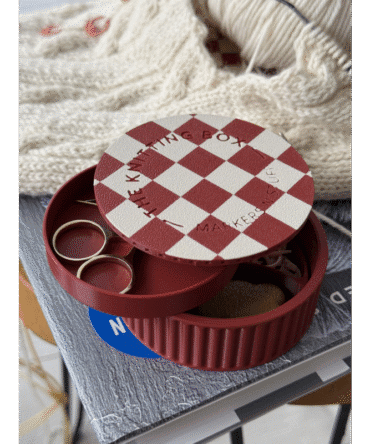 The Knitting Box Szach-mat Mini Knitting Stuff Organizer kolor wiśnia