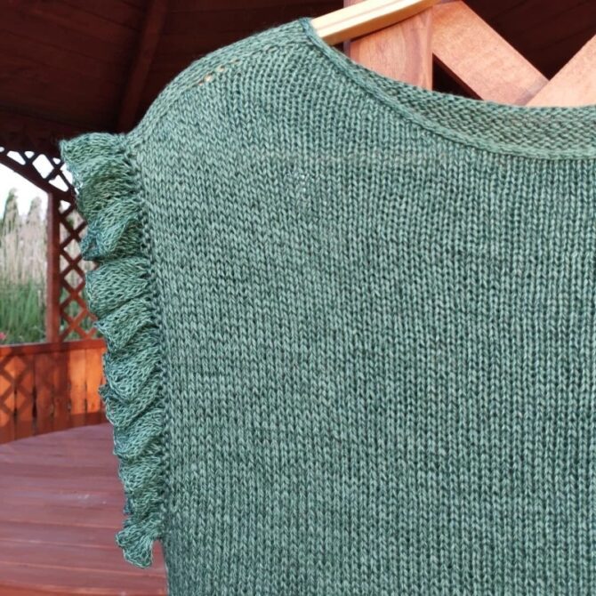 Wzór na druty z włóczką Bluzka Forest Tatika Knitting Design z włóczki Trio 1 i Trio 2 marki Isager