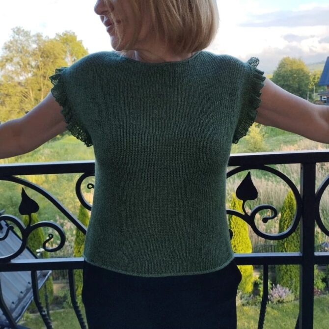 Wzór na druty z włóczką Bluzka Forest Tatika Knitting Design z włóczki Trio 1 i Trio 2 marki Isager